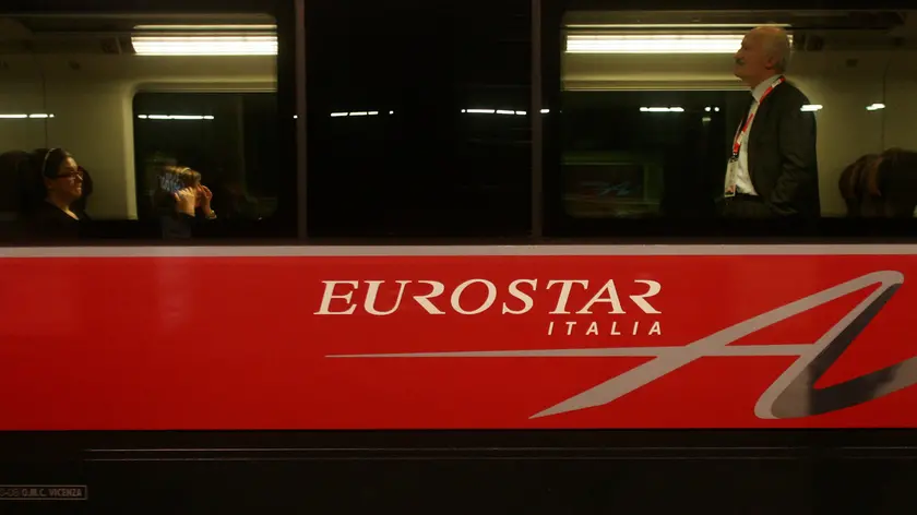 20081213 - MILANO - FIN - FERROVIE: STAZIONE MILANO RINASCE CON L'ALTA VELOCITA'. Alcuni viaggiatori a bordo del treno ad alta velocità, oggi pomeriggio, durante la sosta alla stazione di Bologna, durante il viaggio inaugurale Milano-Bologna. Si e' concluso in perfetto orario il viaggio inaugurale della Freccia Rossa, il nuovo treno altavelocita' partito da Milano alle 16.20 e giunto a Bologna alle 17.25, dopo 65 minuti di viaggio, nonostante una breve sosta intorno alle 17 a causa di un disomogeneita' rilevata dal sistema tecnico di controllo della linea. ANSA/MATTEO BAZZI/DRN