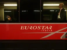 20081213 - MILANO - FIN - FERROVIE: STAZIONE MILANO RINASCE CON L'ALTA VELOCITA'. Alcuni viaggiatori a bordo del treno ad alta velocità, oggi pomeriggio, durante la sosta alla stazione di Bologna, durante il viaggio inaugurale Milano-Bologna. Si e' concluso in perfetto orario il viaggio inaugurale della Freccia Rossa, il nuovo treno altavelocita' partito da Milano alle 16.20 e giunto a Bologna alle 17.25, dopo 65 minuti di viaggio, nonostante una breve sosta intorno alle 17 a causa di un disomogeneita' rilevata dal sistema tecnico di controllo della linea. ANSA/MATTEO BAZZI/DRN