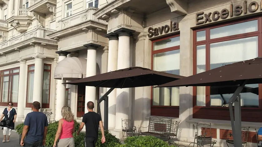 Turisti davanti all'hotel Savoia