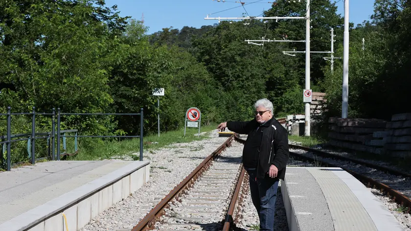 Il proprietario del terreno indica l’ingresso alla sua proprietà, ora ostacolato dalla nuova pensilina e dal cartello di divieto. Foto Lasorte