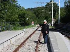 Il proprietario del terreno indica l’ingresso alla sua proprietà, ora ostacolato dalla nuova pensilina e dal cartello di divieto. Foto Lasorte