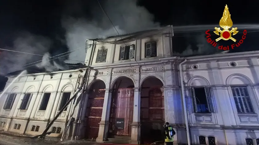 Fiamme nella notte tra martedì e mercoledì nei bagni pubblici di Gorizia. Foto Vigili del fuoco