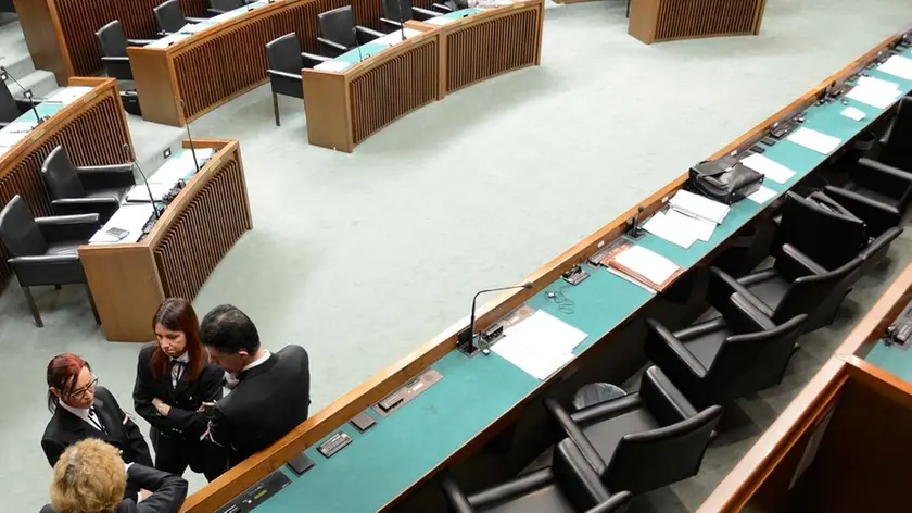 Commessi nell'aula del consiglio regionale