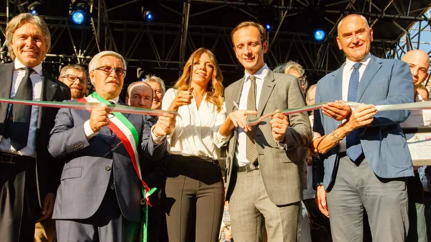 Fontanini (secondo da sinistra) taglia il nastro del Friuli Doc assieme a Massimiliano Fedriga nel 2019