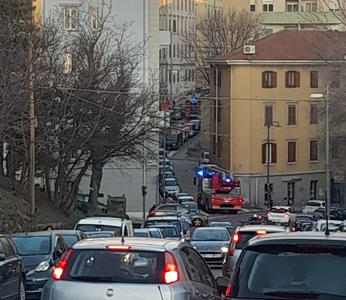 Traffico in tilt a San Giacomo a causa dell'incendio