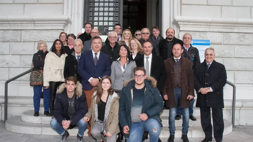 Il sindaco con gli assessori, consiglieri delegati, “collaboratori” e semplici supporter (foto: Katia Bonaventura)