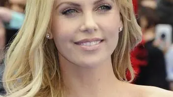 epa03243807 South African actress/cast member Charlize Theron arrives to the world premiere of Prometheus in Leicester Square in London, Britain, 31 May 2012. The movie will be released in British theatres on 01 June. EPA/FACUNDO ARRIZABALAGA