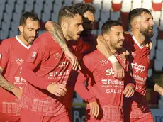 Recupero lampo per Petrella, qui festeggiato dopo il gol alla Fermana