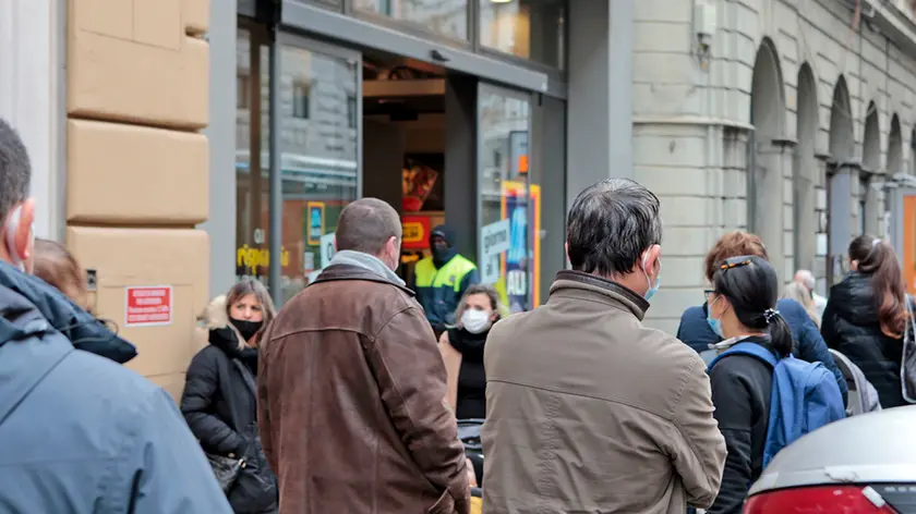 La fila davanti al supermercato Aldi (Silvano)