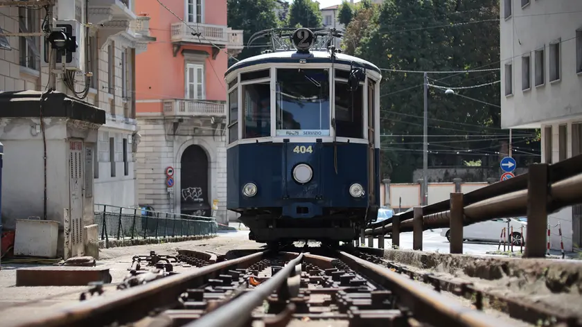 Il tram di Opicina lungo la via tramviaria. Foto Lasorte