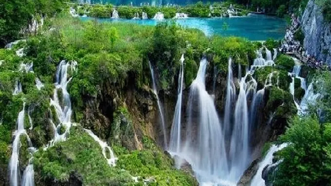 Una panoramica dall’alto del complesso naturaòistico dei laghi di Plitvice