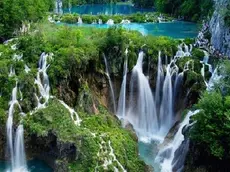 Una panoramica dall’alto del complesso naturaòistico dei laghi di Plitvice