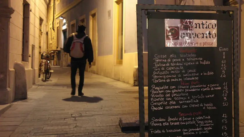 Una delle tabelle multate dalla polizia locale (foto Lasorte)