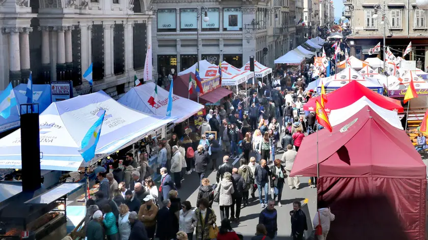 Lasorte Trieste 22/04/17 - Piazza S.Antonio, Ponterosso, Piazza della Repubblica, Via Mazzini, Mercato Europeo, Mercatino