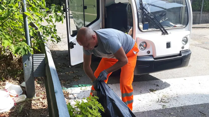 Il servizio quotidiano, il lavoro di raccolta dei rifiuti