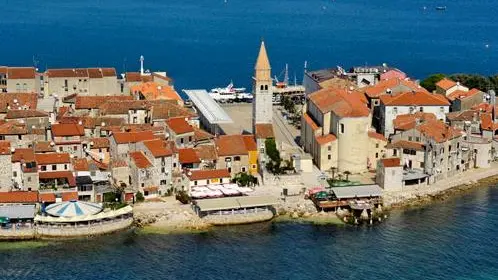 Una foto dall’alto di Umago, uno dei luoghi simbolo del turismo estivo