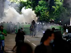 Le proteste a Belgrado nella notte fra il 7 e l'8 luglio