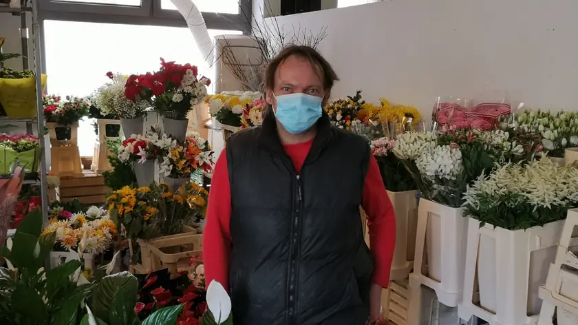 Nello scatto del Novi Glas Mitja Bandelli immerso nei suoi fiori