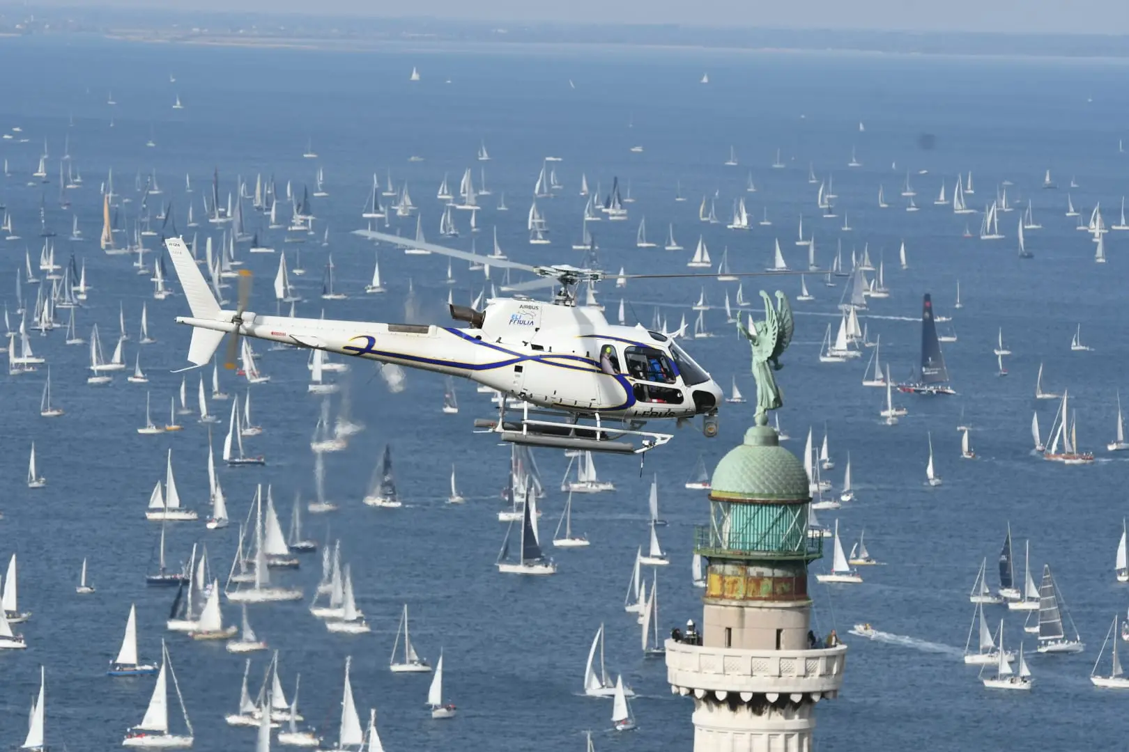 Con il colpo di cannone sparato dal veliero Vespucci, la Barcolana 54 ha preso il via regolarmente alle 10.30. L’americana Deep blue, al suo esordio a Trieste, ha registrato una partenza eccezionale, tanto da conquistare il titolo Foto Lasorte, Bruni e Silvano)