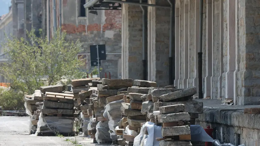 Una catasta di masegni recuperati durante i lavori