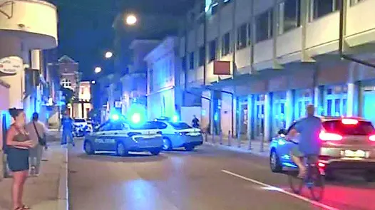 Le auto della polizia hanno bloccato, per consentire il ripristino della sicurezza, la strada