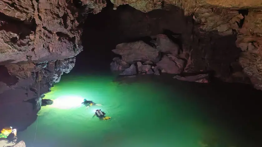 Nelle foto Balestra, Radovan, Luchesi e Benvenuto l’abisso di Trebiciano esplorato dagli speleosub, assieme ai colleghi francesi, alla ricerca dell’anello fra tre grotte: utilizzati nuovi strumenti e svolte analisi specifiche