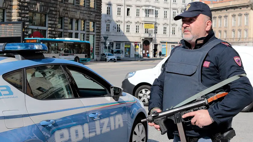 Silvano Trieste 2020-03-12 Piazza Oberdan, il posto di blocco istituito dalla Polizia per il controllo degli spostamenti