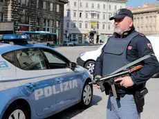 Silvano Trieste 2020-03-12 Piazza Oberdan, il posto di blocco istituito dalla Polizia per il controllo degli spostamenti