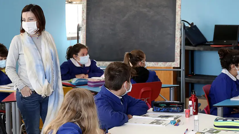 Un mese dall'inizio dellÂ?anno scolastico alla Guido Negri di Vo' Euganeo, Padova, 5 ottobre 2020. Il primo comune d'Italia ad aver avuto un morto per pandemia, traccia un bilancio positivo dei giorni in aula, iniziati il 7 settembre e scanditi, una settimana dopo, dalla presenza del presidente della Repubblica Sergio Mattarella e della ministra dell'istruzione Lucia Azzolina. Su 650 alunni tra scuola dell'infanzia, elementari e medie sono i 50 gli studenti che hanno dovuto a sottoporsi a tampone nell'ultimo mese: tra questi non risulta alcun contagio da Covid. Nessuna classe Ã¨ stata isolata. Oltre a quella sanitaria, Vo' vuole superare a pieni voti anche la gara della solidarietÃ . ANSA/NICOLA FOSSELLA