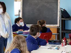 Un mese dall'inizio dellÂ?anno scolastico alla Guido Negri di Vo' Euganeo, Padova, 5 ottobre 2020. Il primo comune d'Italia ad aver avuto un morto per pandemia, traccia un bilancio positivo dei giorni in aula, iniziati il 7 settembre e scanditi, una settimana dopo, dalla presenza del presidente della Repubblica Sergio Mattarella e della ministra dell'istruzione Lucia Azzolina. Su 650 alunni tra scuola dell'infanzia, elementari e medie sono i 50 gli studenti che hanno dovuto a sottoporsi a tampone nell'ultimo mese: tra questi non risulta alcun contagio da Covid. Nessuna classe Ã¨ stata isolata. Oltre a quella sanitaria, Vo' vuole superare a pieni voti anche la gara della solidarietÃ . ANSA/NICOLA FOSSELLA