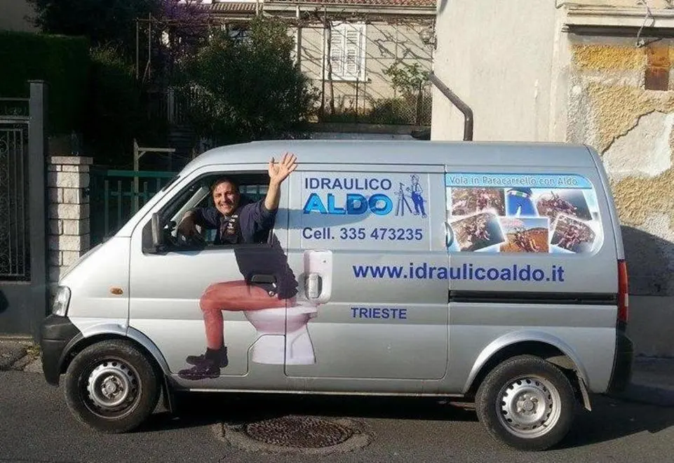 Aldo Amabile, l’idraulico più famoso di Trieste alla guida del “mitico” furgone