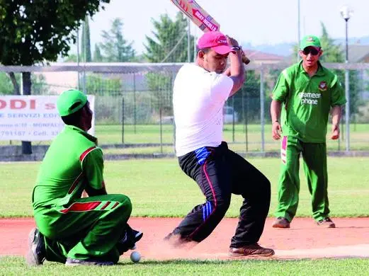 Bengalesi impegnati in una partita a cricket a Monfalcone