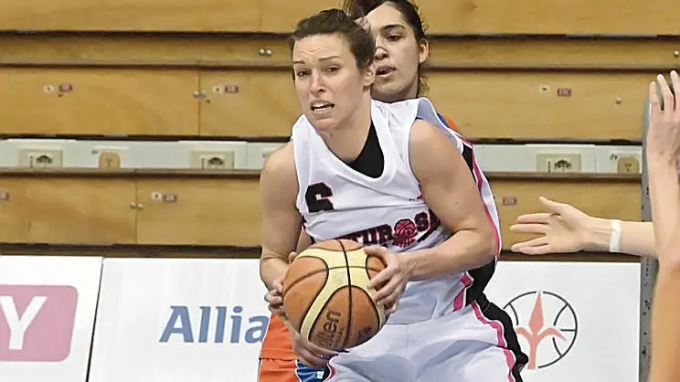 Lara Cumbat Foto Bruni