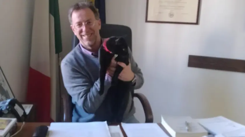 Il sindaco Paolo Polidori con in braccio il gatto Salem