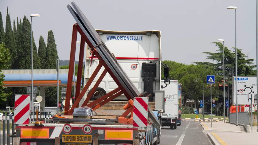 Bonaventura Monfalcone-23.06.2017 Camion con le bramme-Monfalcone-foto di Katia Bonaventura