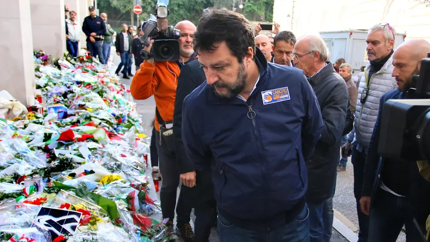 L'omaggio di Matteo Salvini ai poliziotti uccisi a Trieste (Lasorte)