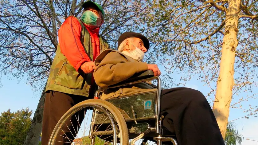21/04/2020 Belgrado, Anziani pensionati a passeggio. Dal 18 marzo, c'è divieto di movimento per le persone di età superiore ai 65 anni in Serbia a causa della pandemia, hanno il diritto di camminare per mezz'ora il martedì, il venerdì e la domenica *** Local Caption *** 00957536