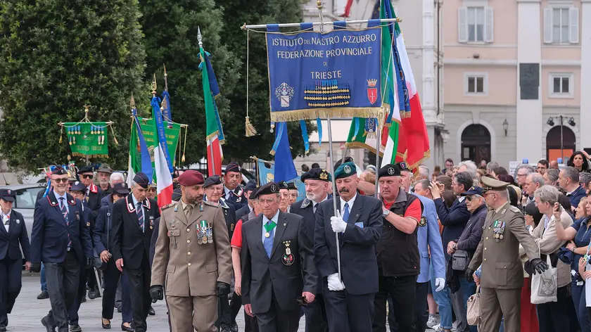 La sfilata pomeridiana delle autorità civili e militari Foto Silvano