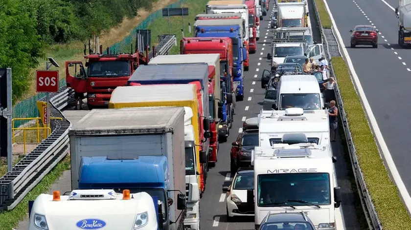 Aiello 15 Luglio 2013. Code fra Villesse e Palmanova per l' incidente in autostrada. Foto Petrussi Foto Press / Petrussi Diego