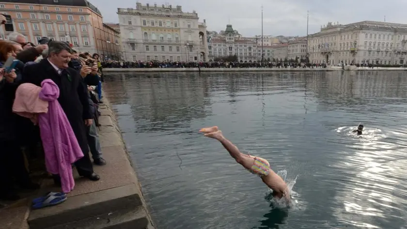 Foto BRUNI 06.01.2018 Epifania Greco-Ortodossa: il tuffo della croce della Comunità