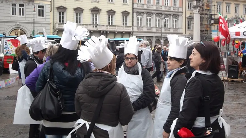 Lasorte Trieste 09/04/16 - Piazza della Borsa, Sit in Mamme e Maestre su Appalto Mense Scolastiche