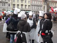 Lasorte Trieste 09/04/16 - Piazza della Borsa, Sit in Mamme e Maestre su Appalto Mense Scolastiche