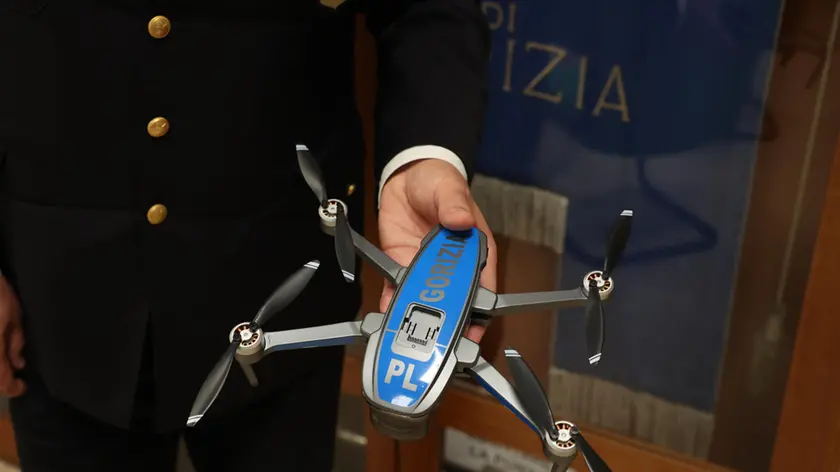 Il comandante Muzzatti con il nuovo drone (Bumbaca).