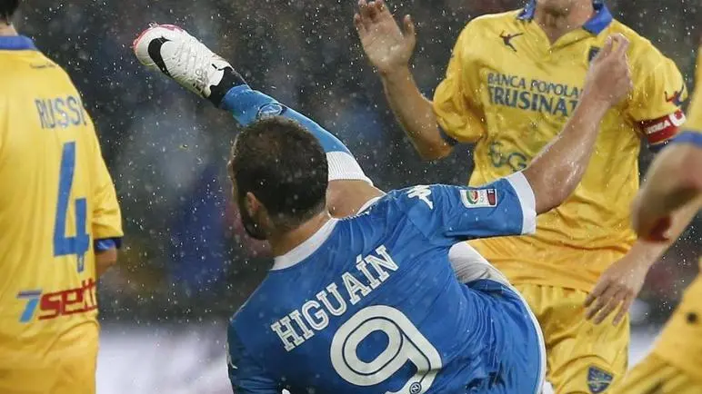 Napoli's Gonzalo Higuain (C) scores the goal during the the Italian Serie A soccer match SSC Napoli vs Frosinone Calcio at San Paolo stadium in Naples, Italy, 14 May 2016. ANSA/CIRO FUSCO