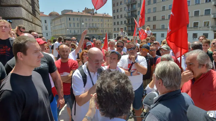 Giurastante davanti al Tribunale un anno fa, quando aveva ancora un seguito rossoalabardato