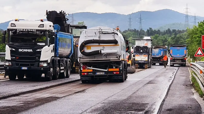 I lavori in corso sul raccordo autostradale 13 di Trieste