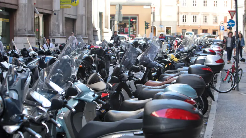 Motorini parcheggiati in centro città