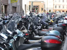 Motorini parcheggiati in centro città