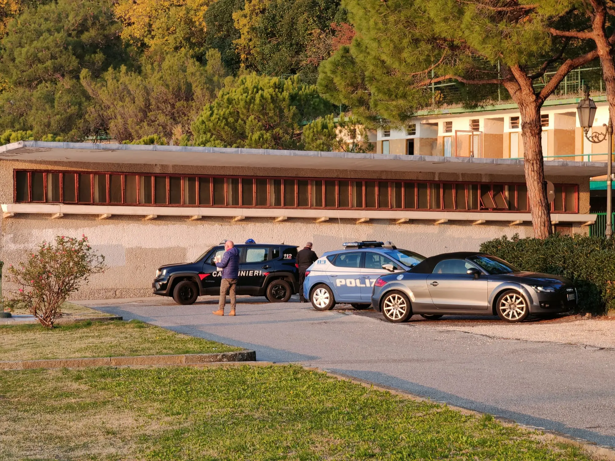 Le forze dell'ordine a Grignano (foto Lasorte)