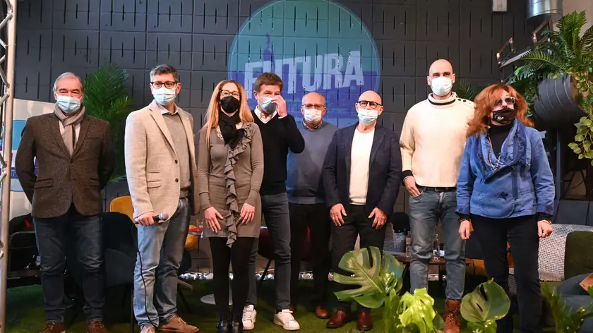 Franco Bandelli (il quarto da sinistra) candidato sindaco a Trieste con la lista Futura (Foto Bruni)